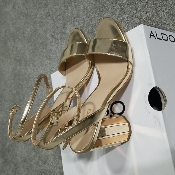 Aldo Dressed Sandals in Gold 6M - Picture 3 of 9